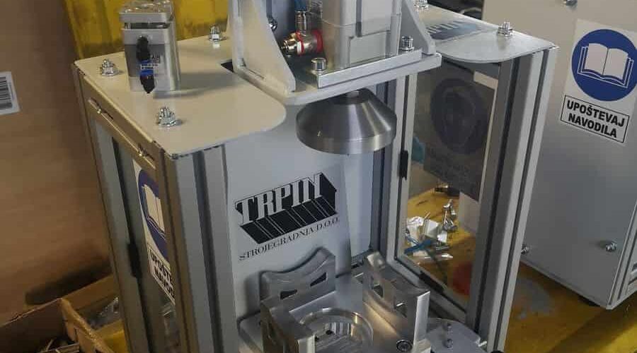 Trpin-strojegradnja-Huliot-Pnevmatska-stiskalnica-za-sestavo-sifonov-naslovna Trpin-strojegradnja-Huliot-Pnevmatska-stiskalnica-za-sestavo-sifonov-naslovna